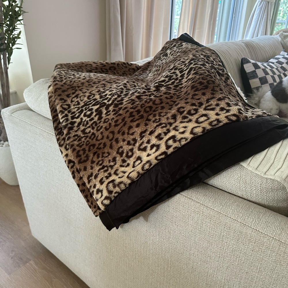 GIRAFFE AT HOME leopard throw blanket